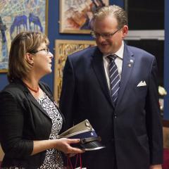 Anna Stefanicka odbiera z rąk Ministra Jana Józefa Kasprzyka dar do instytutowego Muzeum